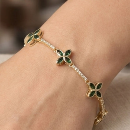 Chica luciendo pulsera de acero inoxidable dorado chapado oro 14ktes circonitas 
