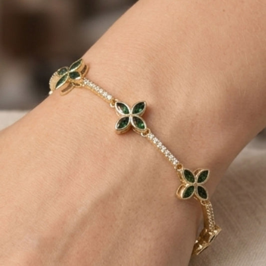 Chica luciendo pulsera de acero inoxidable dorado chapado oro 14ktes circonitas 