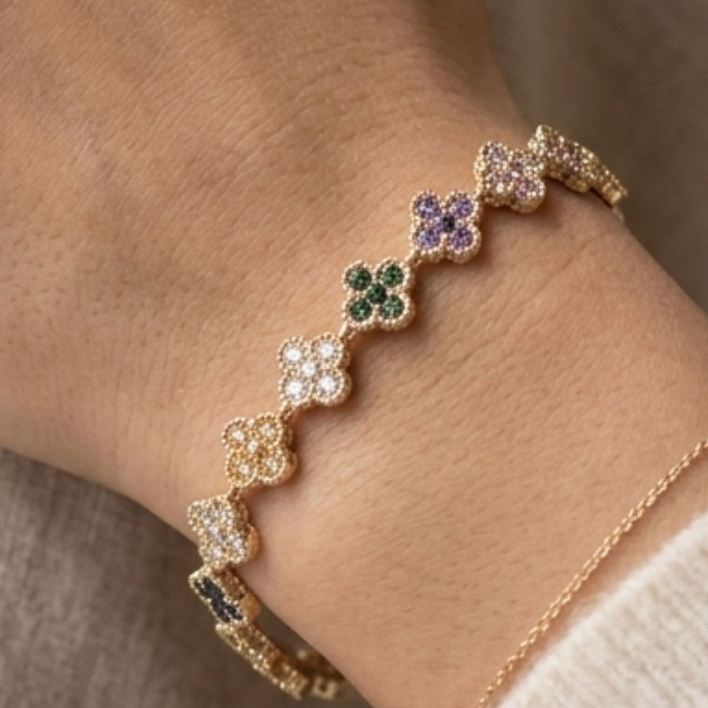 Chica luciendo pulsera de acero inoxidable dorado chapado oro 14ktes circonitas 