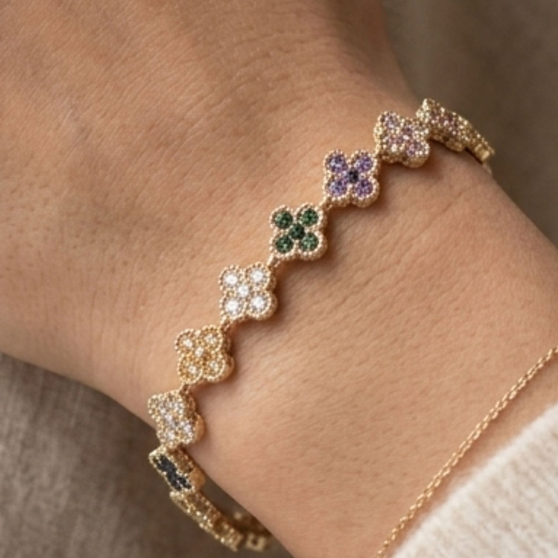 Chica luciendo pulsera de acero inoxidable dorado chapado oro 14ktes circonitas 