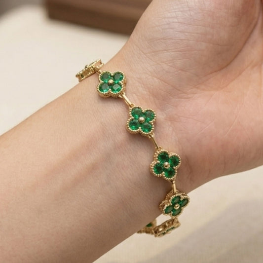 Chica luciendo pulsera de acero inoxidable dorado chapado oro 14ktes diseño joyería osnor 