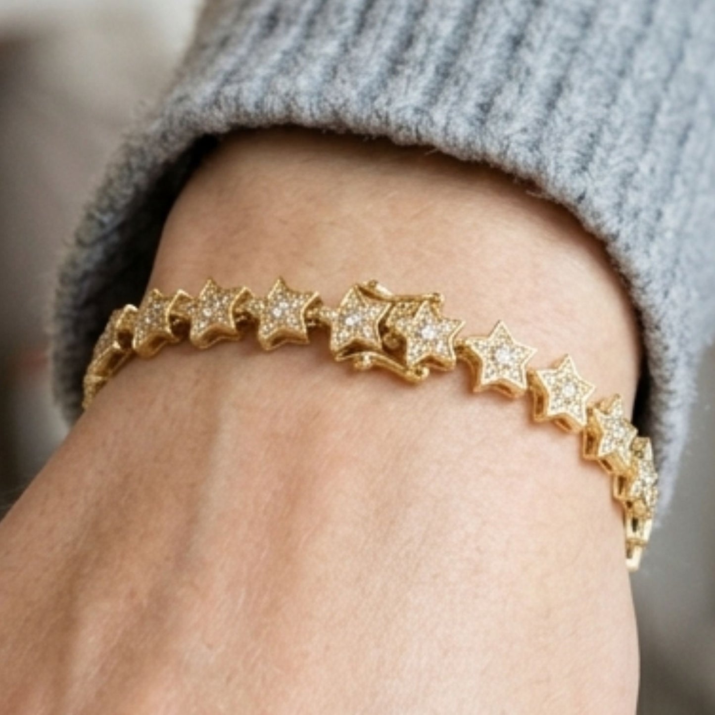 Chica luciendo pulsera de acero inoxidable dorado chapado oro 14ktes circonitas diseño joyería osnor mujer 