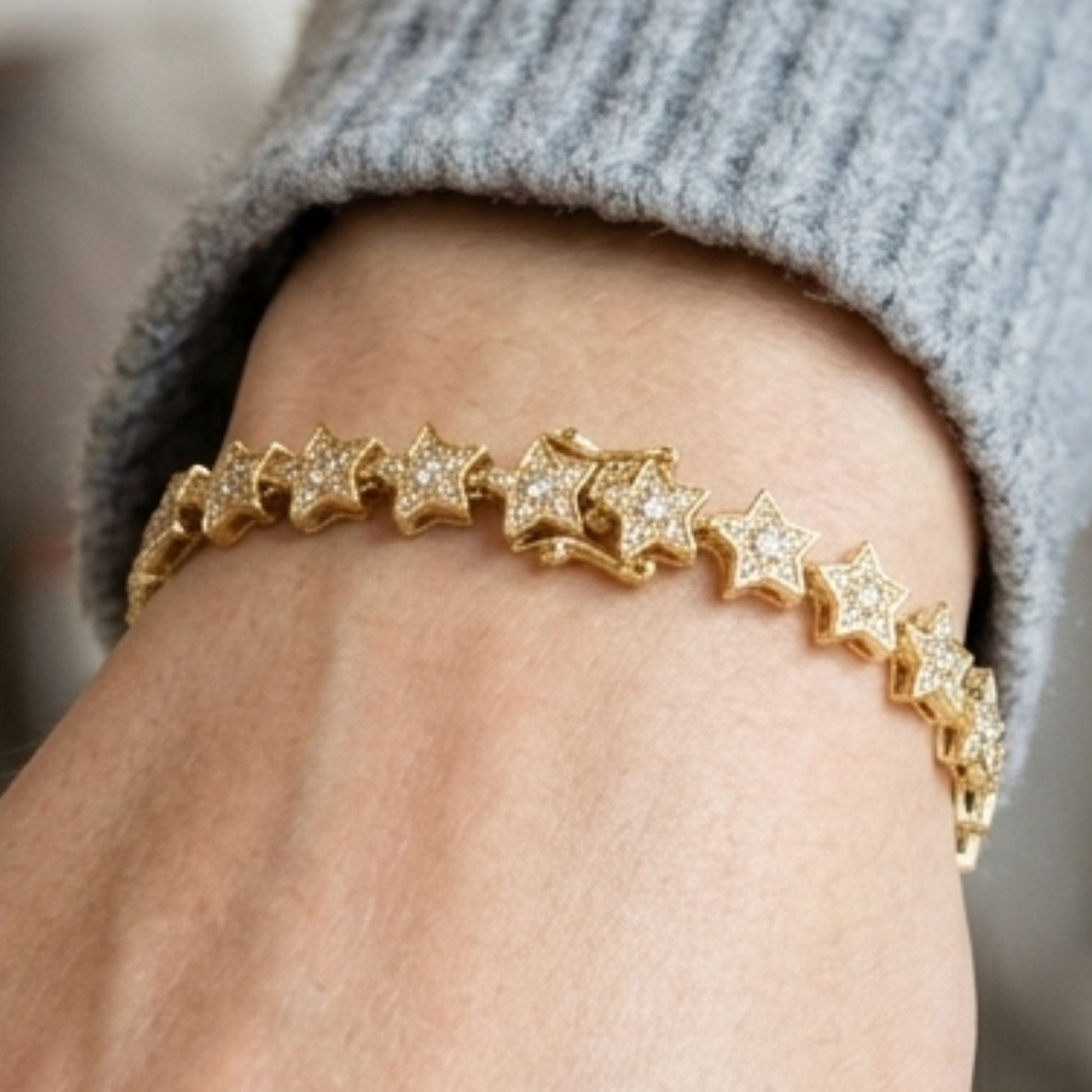 Chica luciendo pulsera de acero inoxidable dorado chapado oro 14ktes circonitas diseño joyería osnor mujer 