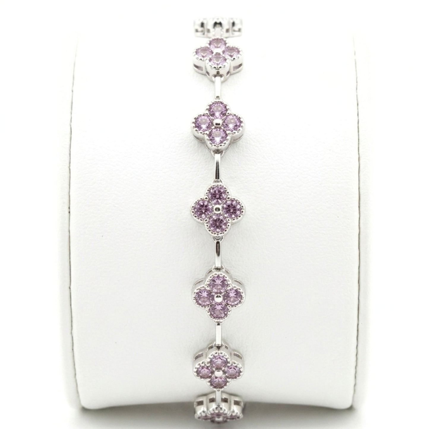 Chica luciendo pulsera de acero inoxidable plateado diseño joyería osnor 