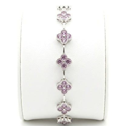 Chica luciendo pulsera de acero inoxidable plateado diseño joyería osnor 