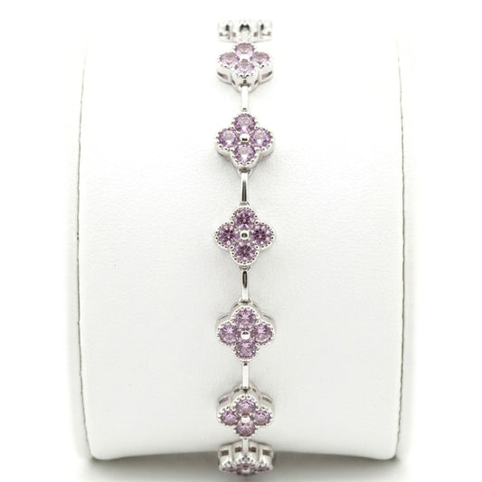 Chica luciendo pulsera de acero inoxidable plateado diseño joyería osnor 