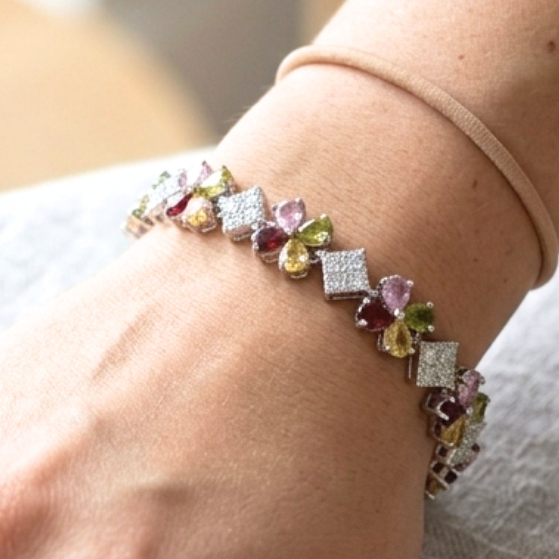 Chica luciendo pulsera de acero inoxidable plateado mujer diseño joyería osnor 