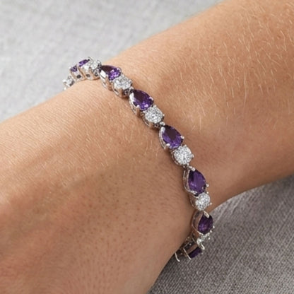 Chica luciendo pulsera de acero inoxidable plateado mujer diseño joyería moda osnor 