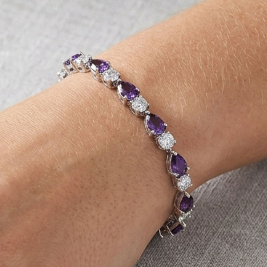 Chica luciendo pulsera de acero inoxidable plateado mujer diseño joyería moda osnor 