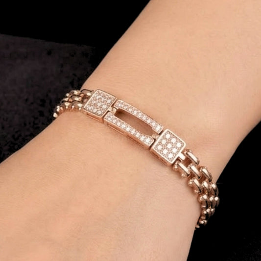 mano dechica luciendo pulsera acero oro rosa circonitas  diseño joeria osnor zamak