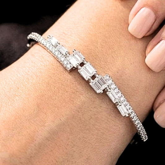 chica luciendo brazalete acero plateado rigida diseño 