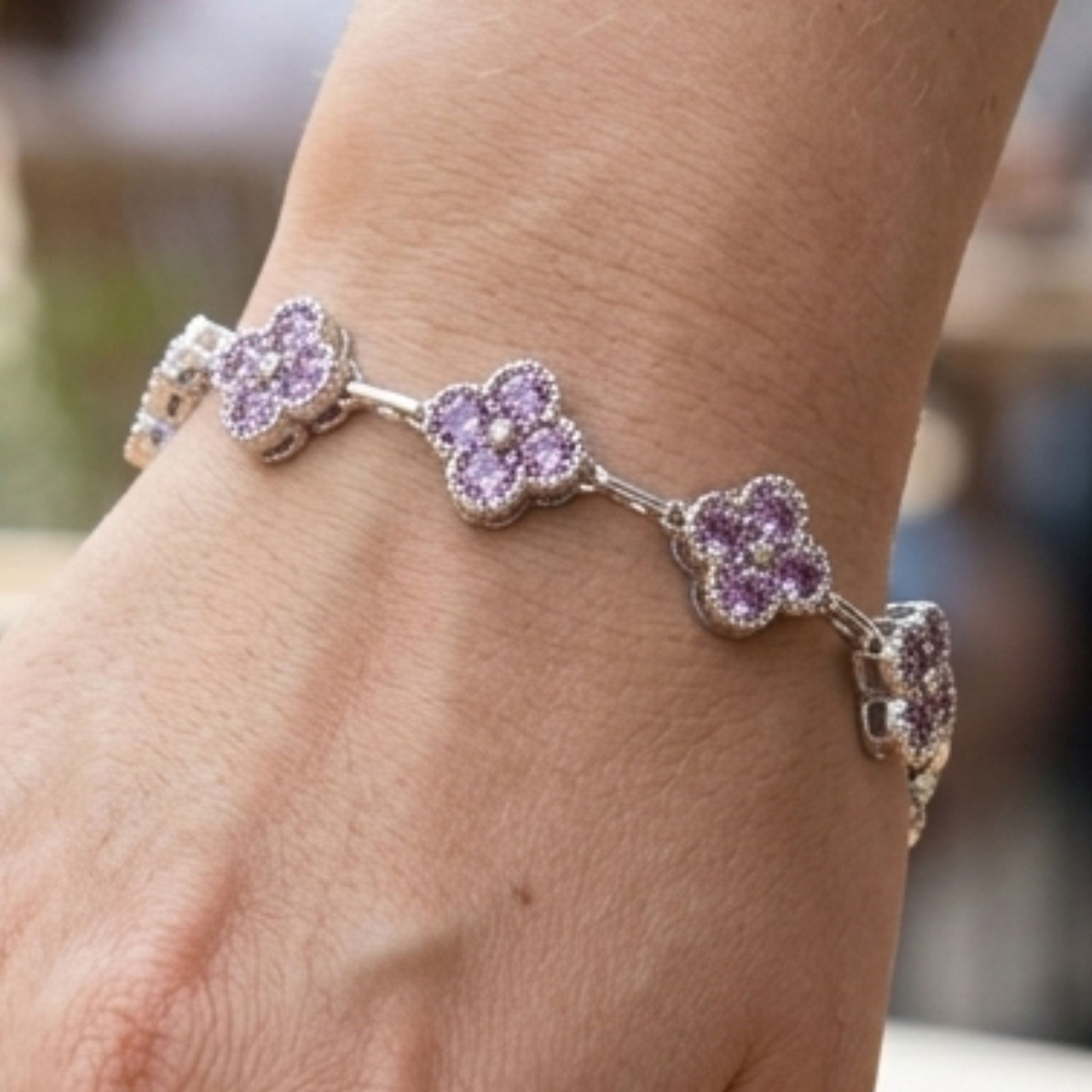 Chica luciendo pulsera de acero inoxidable plateado diseño joyería osnor trébol 