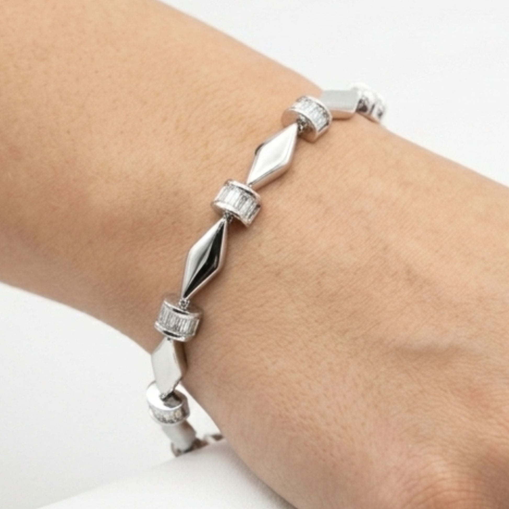 Chica luciendo pulsera de acero inoxidable plateado mujer diseño joyería osnor 