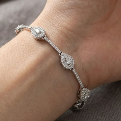 Chica luciendo pulsera de acero inoxidable plateado diseño joyería osnor 