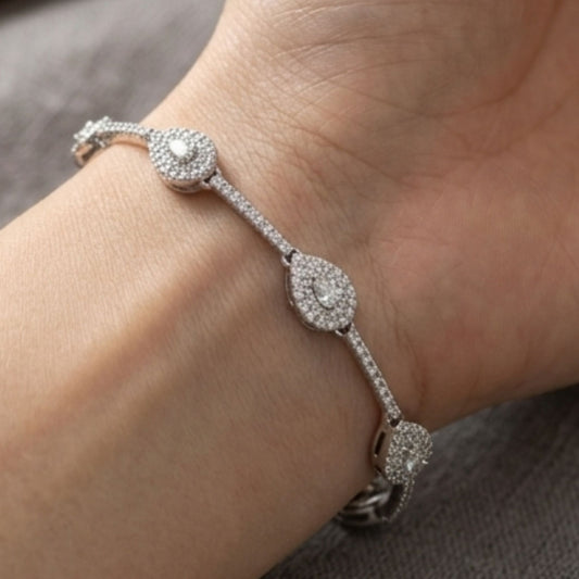 Chica luciendo pulsera de acero inoxidable plateado diseño joyería osnor 