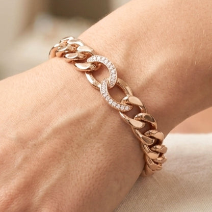 Chica luciendo pulsera de acero inoxidable rosa unisex 