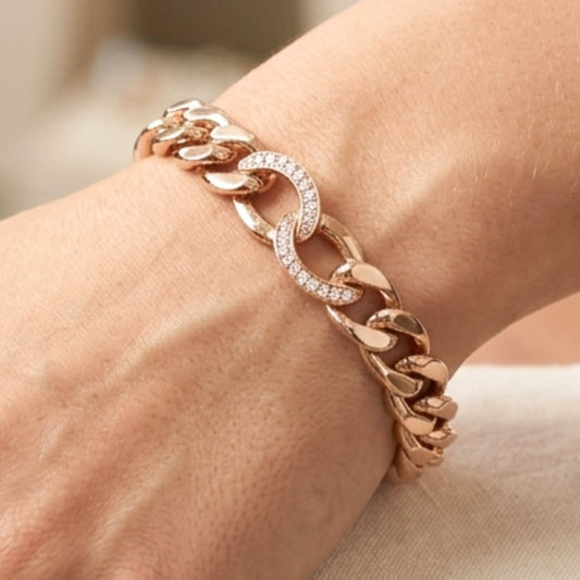 Chica luciendo pulsera de acero inoxidable rosa unisex 