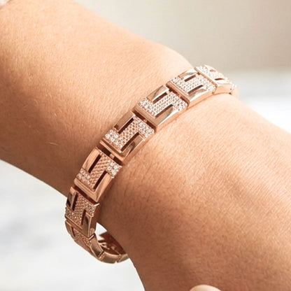 Chica luciendo pulsera de acero rosa unisex diseño joyería osnor moda 