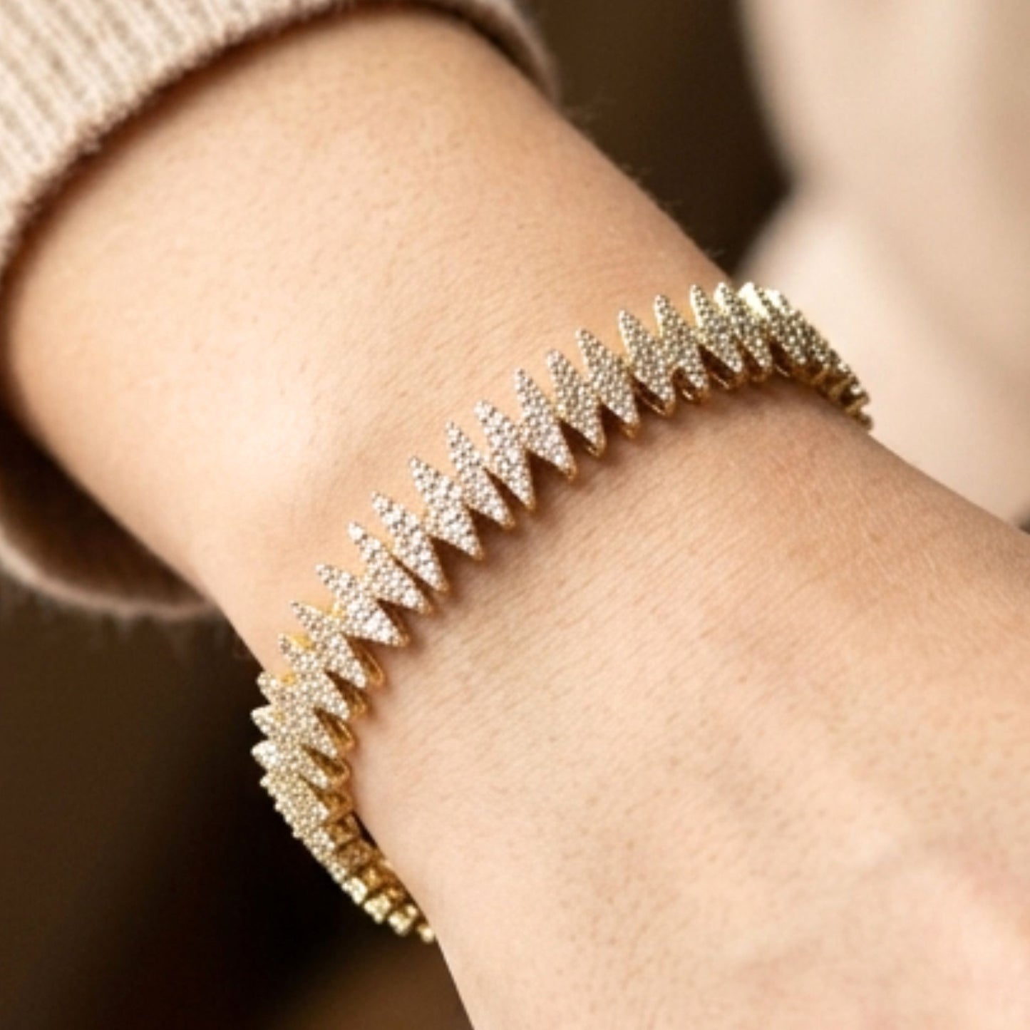Chica luciendo pulsera de acero inoxidable dorado unisex diseño joyería osnor moda 
