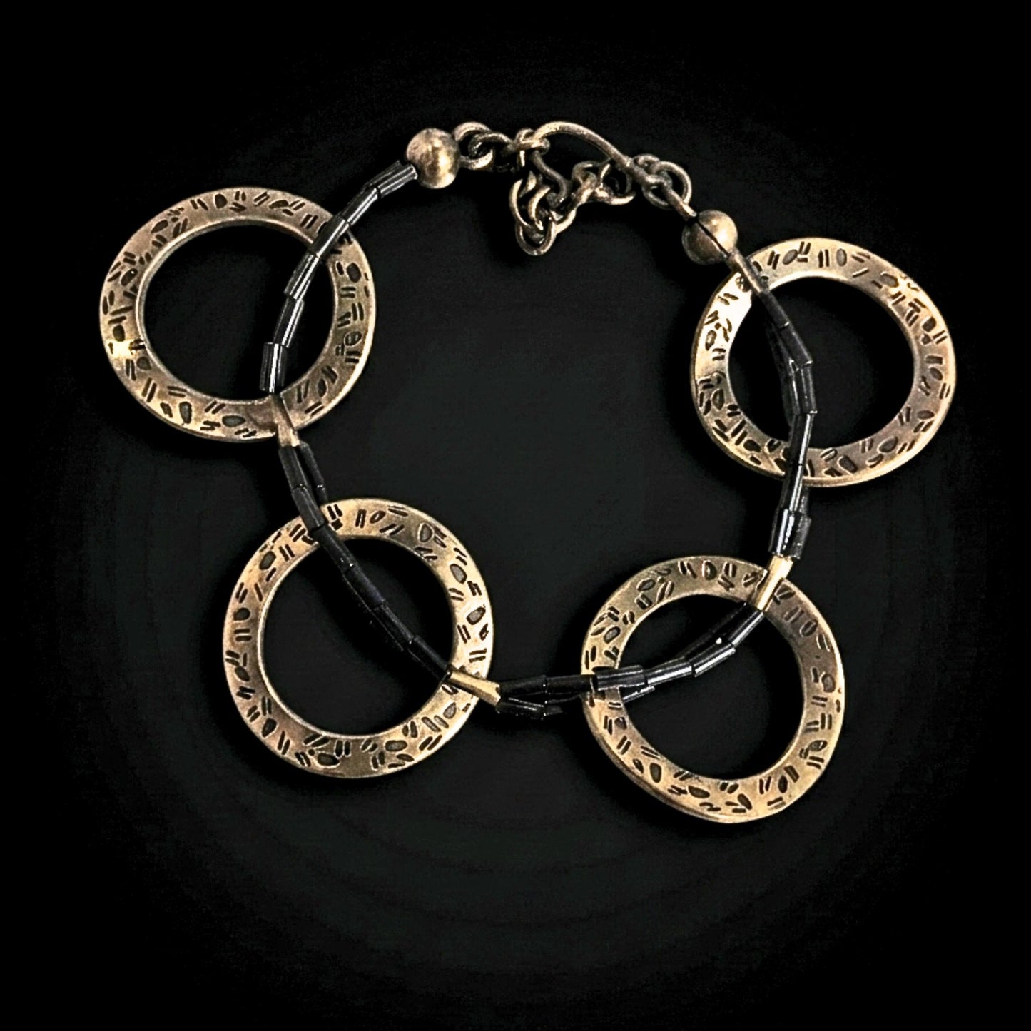 pulsera de bronce dorado envejecido y piel negra diseño exclusivo joyeria osnor zamak