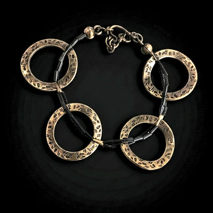 pulsera de bronce dorado envejecido y piel negra diseño exclusivo joyeria osnor zamak