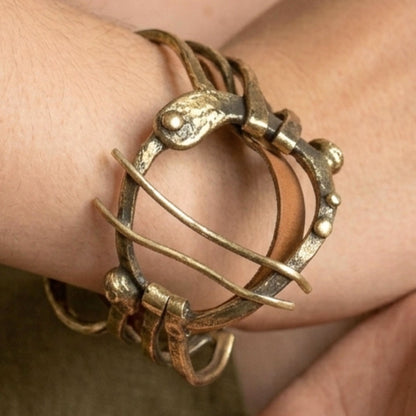 mano de una chica luciendo brazalete pulsera de bronce exclusivo joyeria osnor zamak