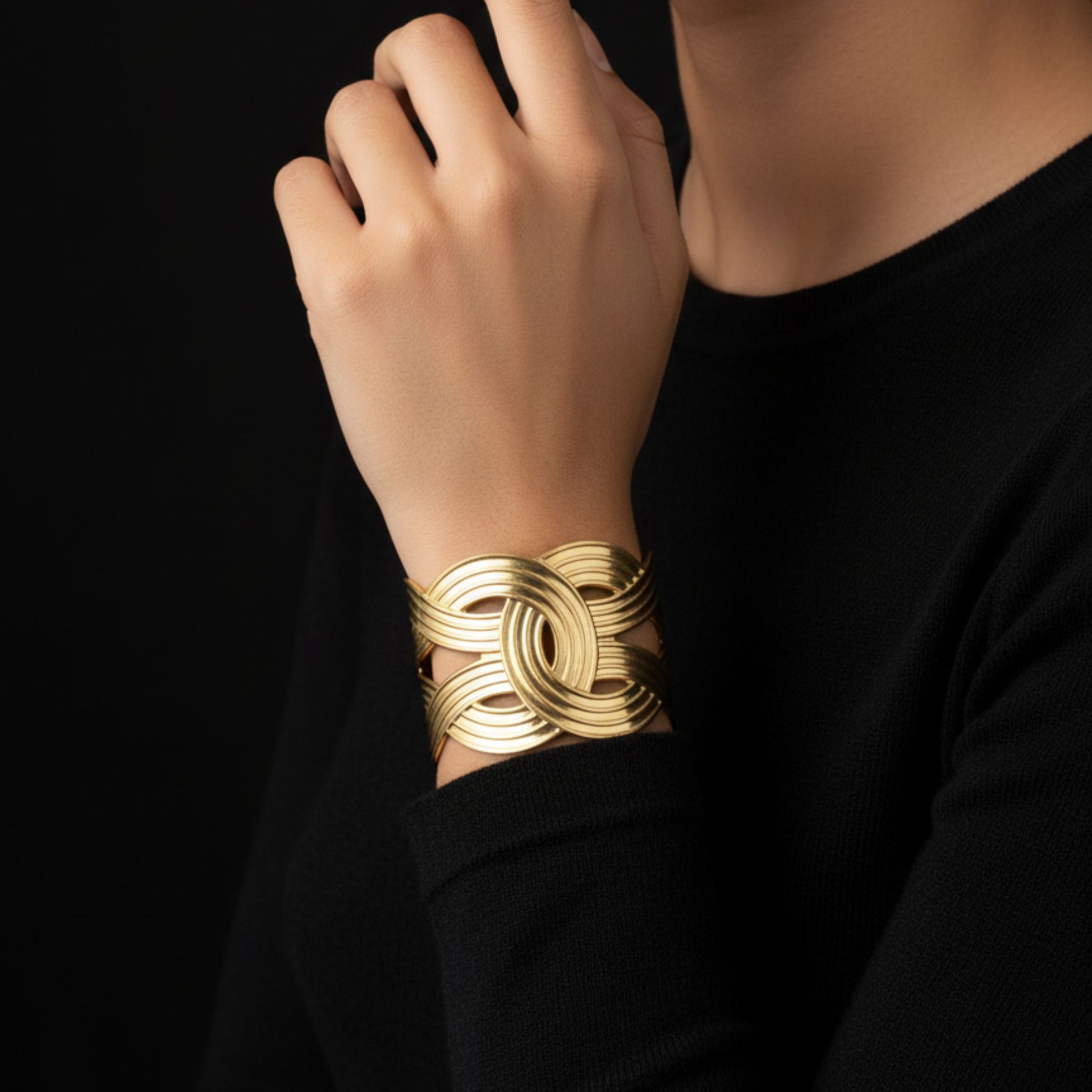 chica luciendo brazalete dorado diseño joyeria osnor