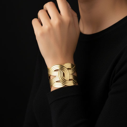 chica luciendo brazalete dorado diseño joyeria osnor