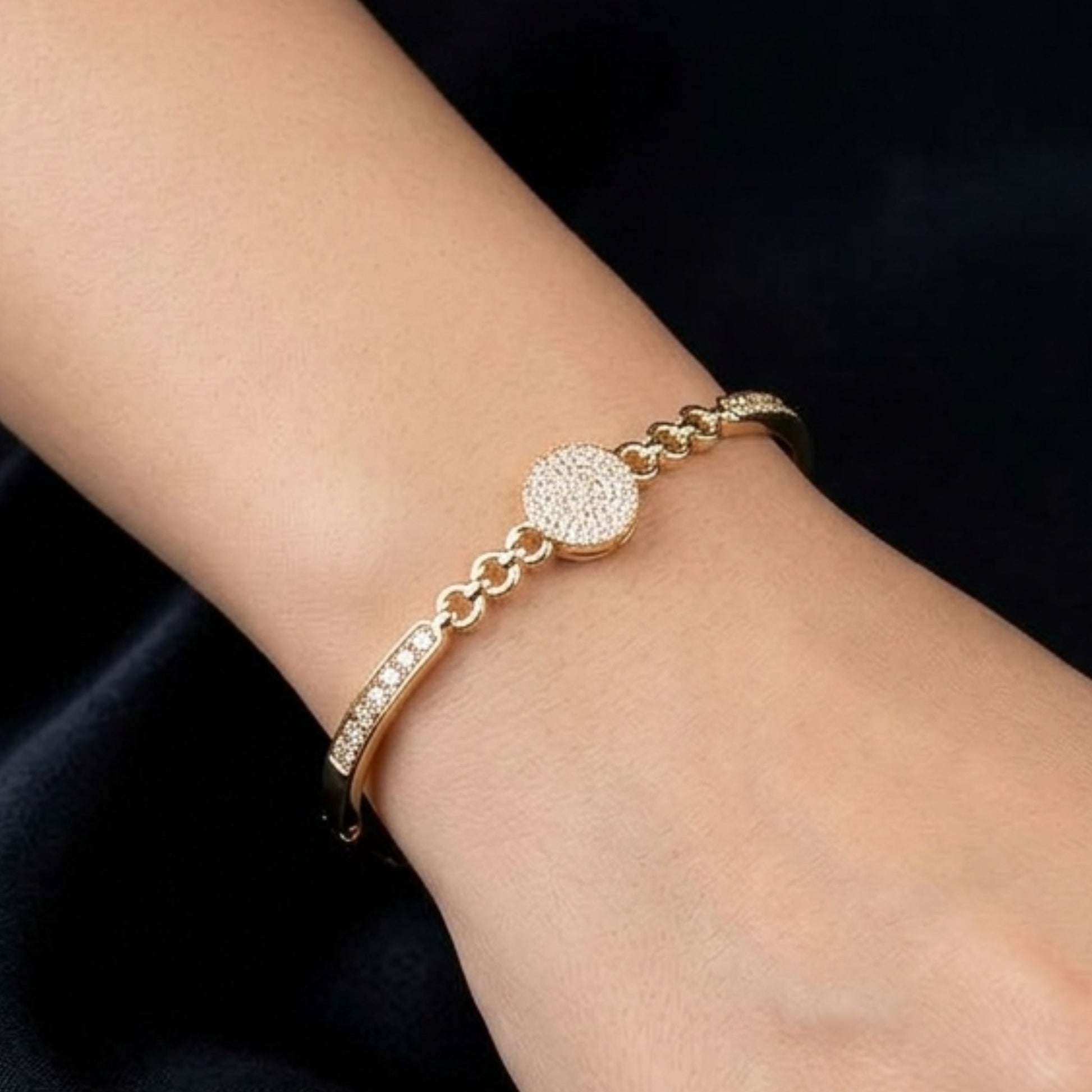 chica luciendo brazalete chapado dorado diseño bodas