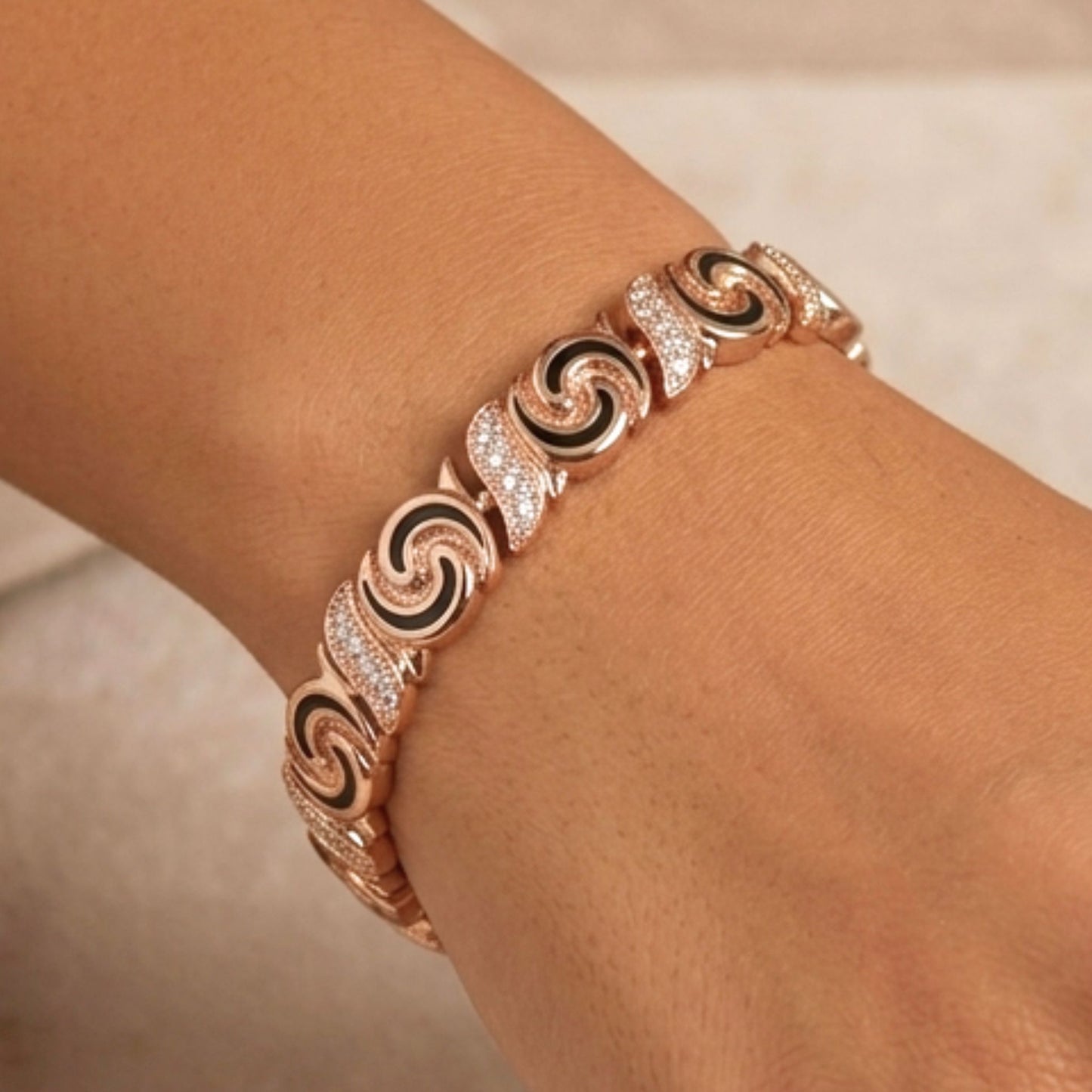 Chica luciendo pulsera de acero inoxidable rosa diseño joyería osnor 