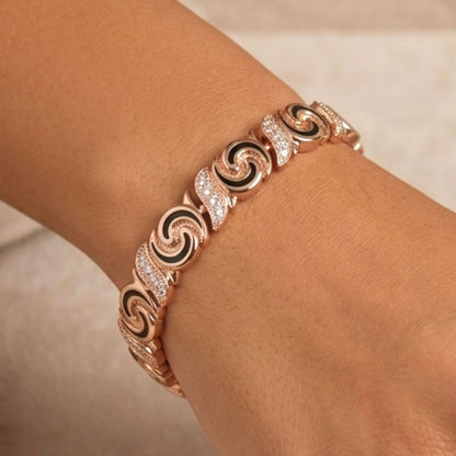 Chica luciendo pulsera de acero inoxidable rosa diseño joyería osnor 