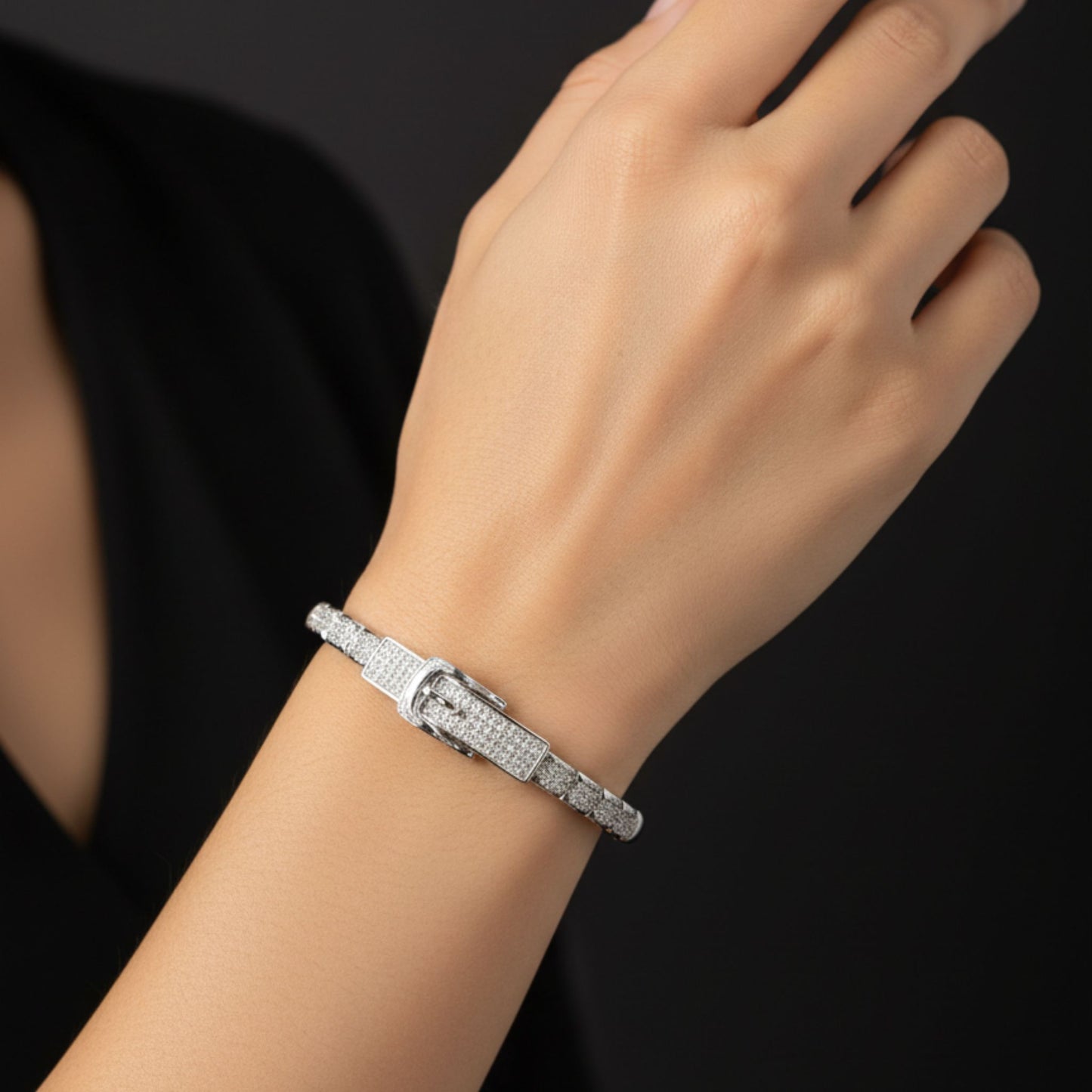 chica luciendo brazalete acero plateado diseño joyeria osnor