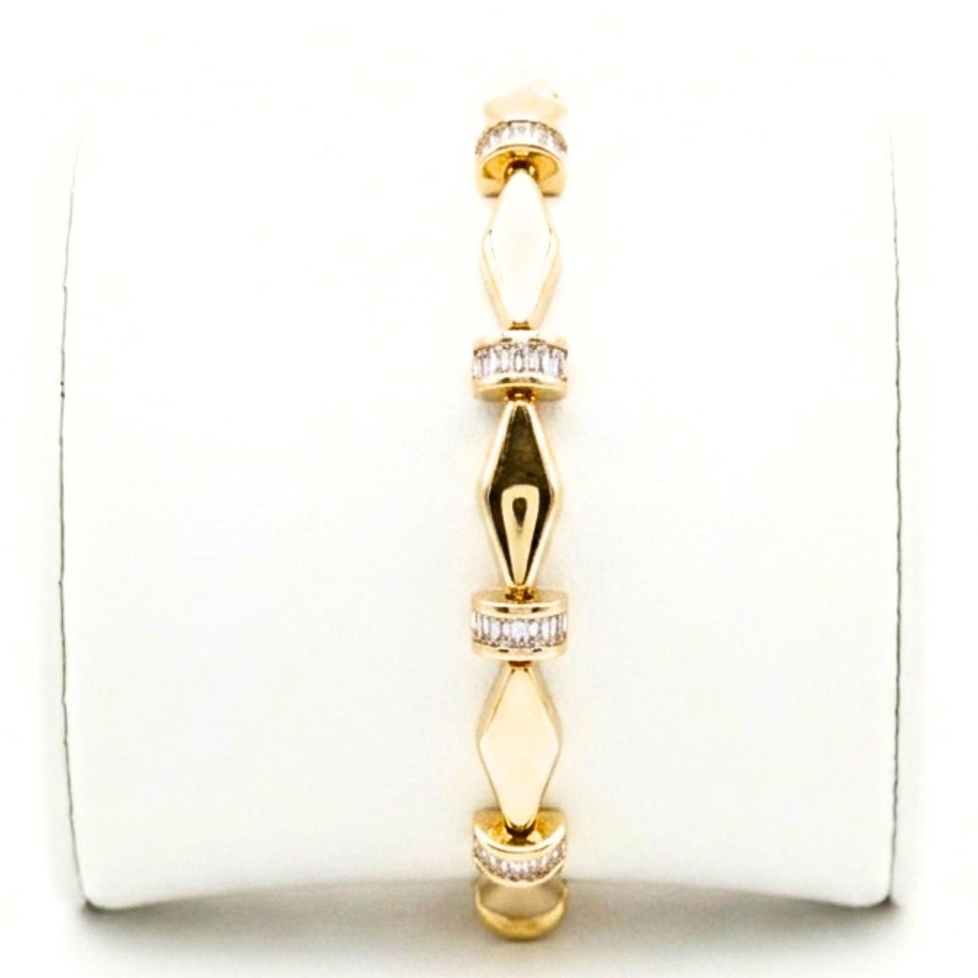Pulsera acero inoxidable dorado chapado oro 14ktes circonitas blancas engastadas diseño joyería osnor moda moderno fiesta fashion glamour lujo elegante diario boda mujer
