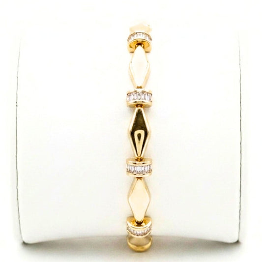 Pulsera acero inoxidable dorado chapado oro 14ktes circonitas blancas engastadas diseño joyería osnor moda moderno fiesta fashion glamour lujo elegante diario boda mujer