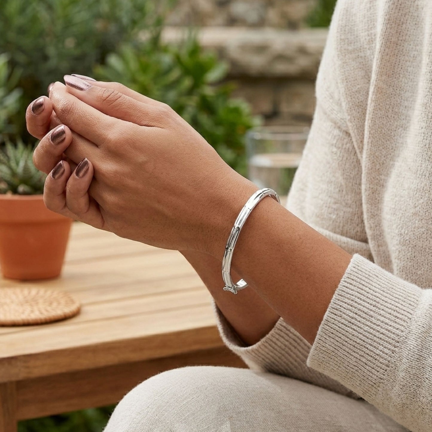 Mujer Luciendo Pulsera Brazalete Media Caña Labrada y Brillante en Plata de Ley. Joyeria Osnor