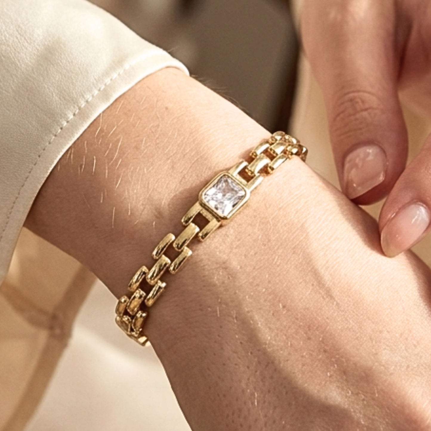 Chica luciendo pulsera de acero inoxidable dorado chapado oro 14ktes diseño joyería osnor moda 