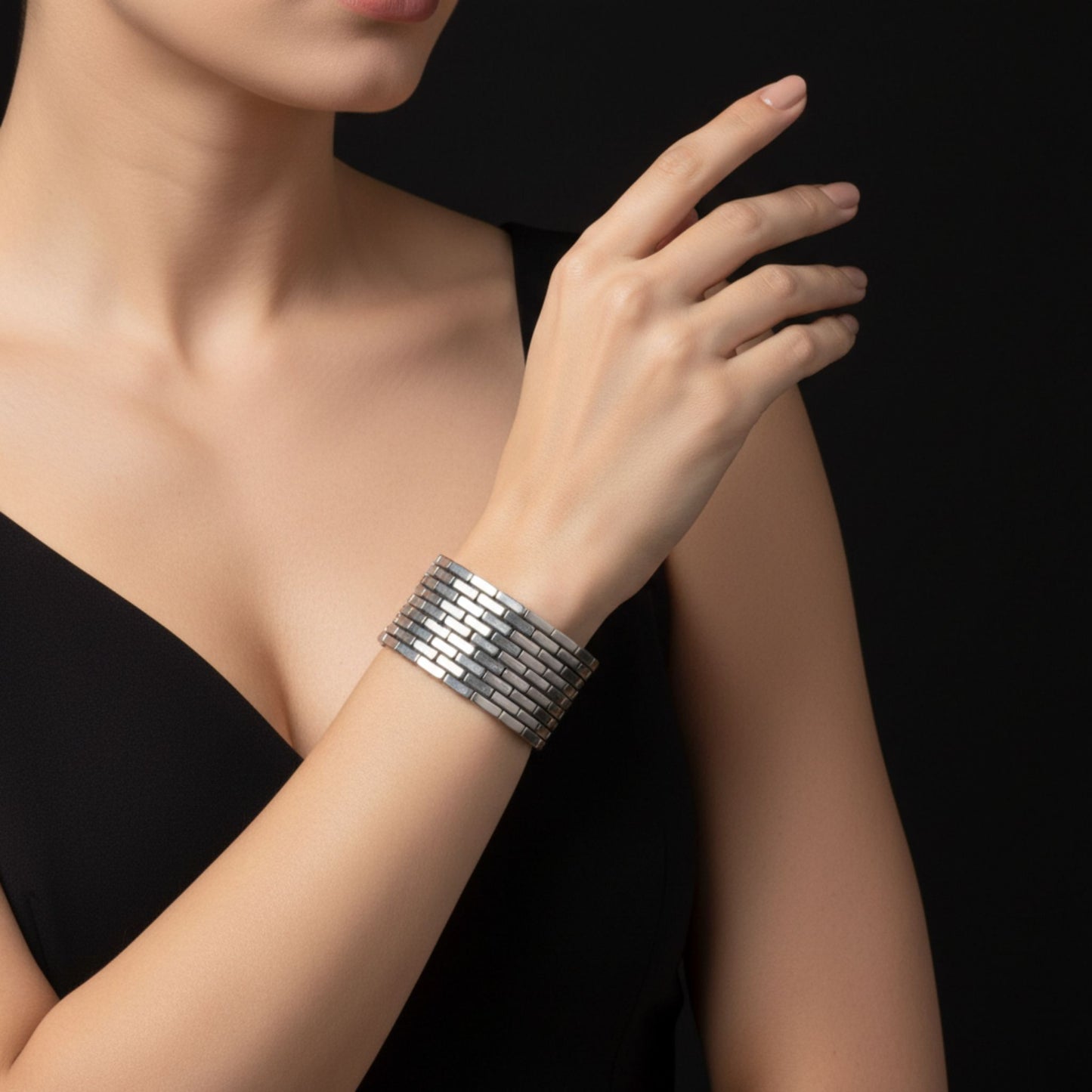 Pulsera brazalete Zamak elástica hipoalergénica Joyería Osnor - Modelo mujer