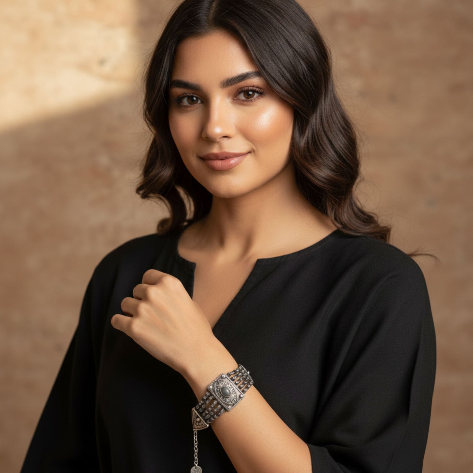 Pulsera brazalete Zamak étnica triángulos cuentas negras hipoalergénica Modelo mujer-Joyería Osnor Zamak