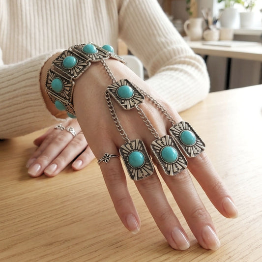 Chica luciendo pulsera brazalete de zamak mujer diseño joyería osnor moda 