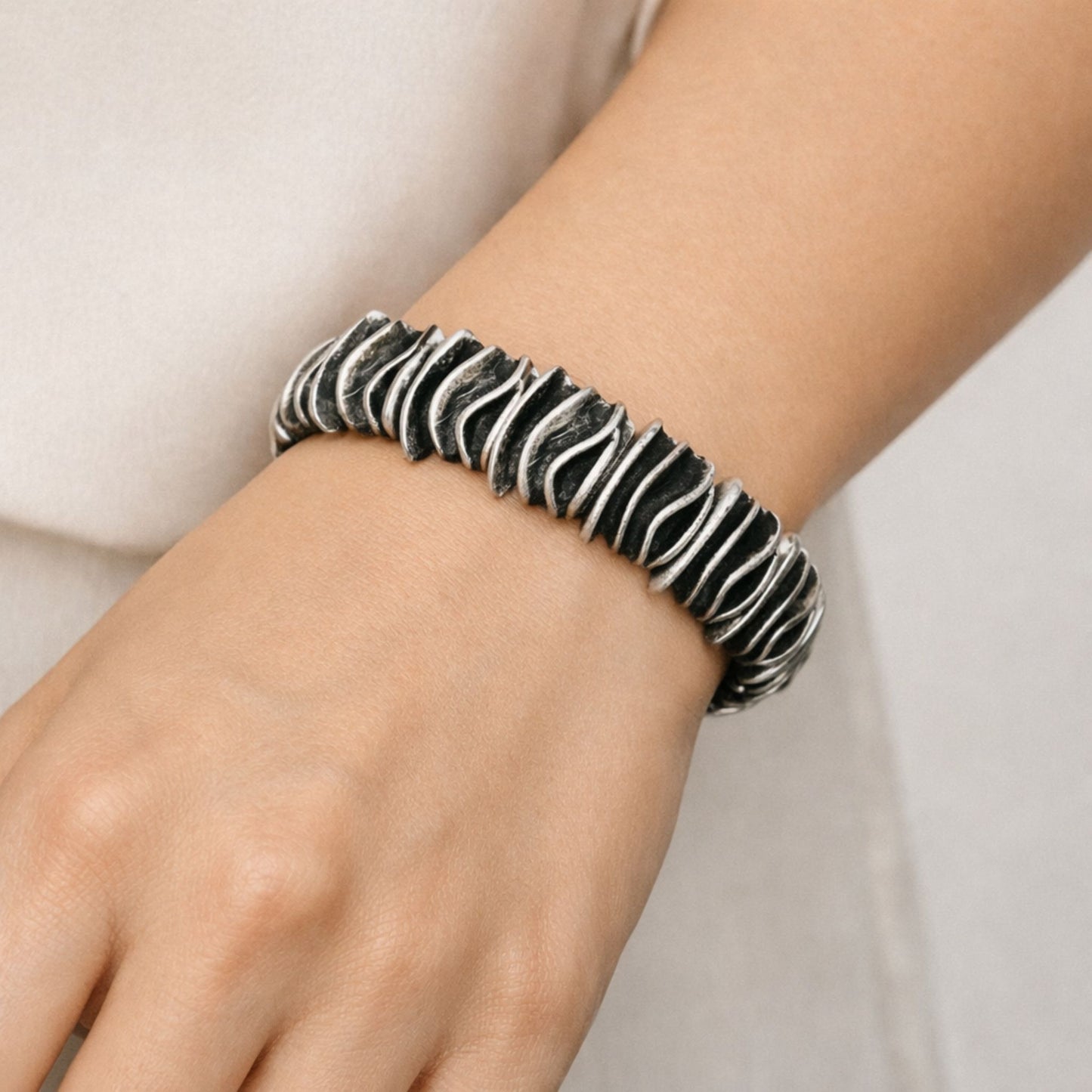 Mujer Luciendo Pulsera Brazalete Zamak Diseño Arcos 25mm Unisex Joyeria Osnor