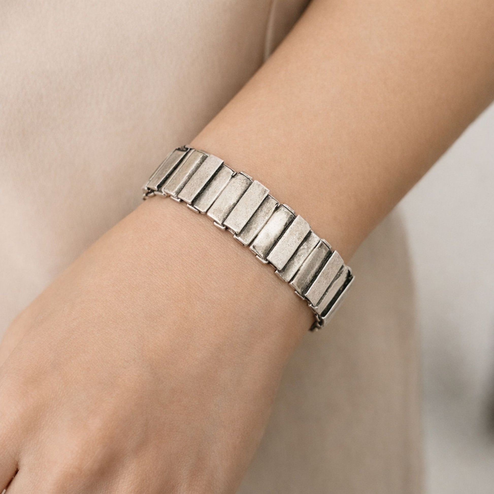 Mujer Luciendo Pulsera Brazalete Zamak Placas Geométricas 25mm | Unisex