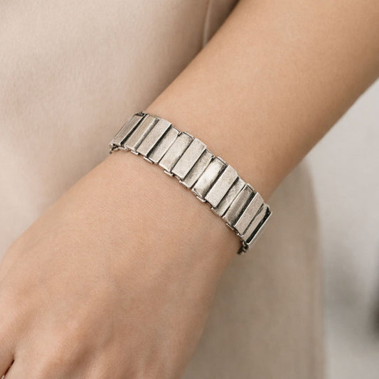Mujer Luciendo Pulsera Brazalete Zamak Placas Geométricas 25mm | Unisex