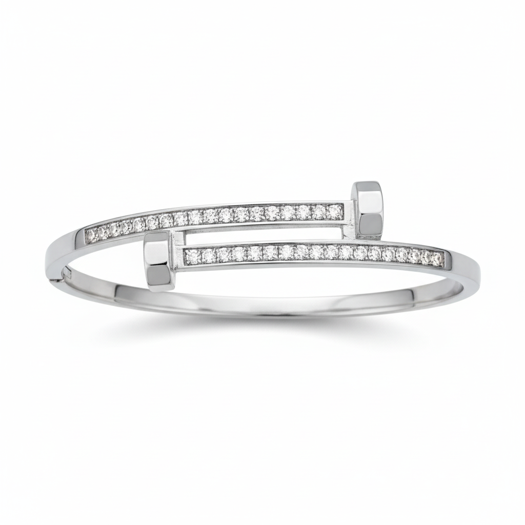 Pulsera clavo sobre fondo blanco