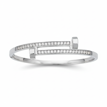 Pulsera clavo sobre fondo blanco