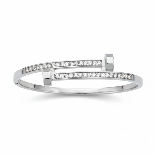 Pulsera clavo sobre fondo blanco