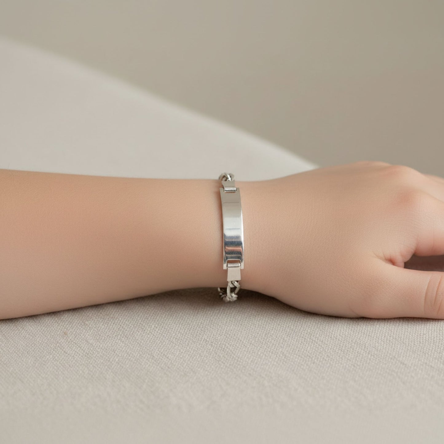 Niña Luciendo Pulsera Esclava Infantil Plata con Chapa Cadena Cartier 3x1. Joyeria Osnor