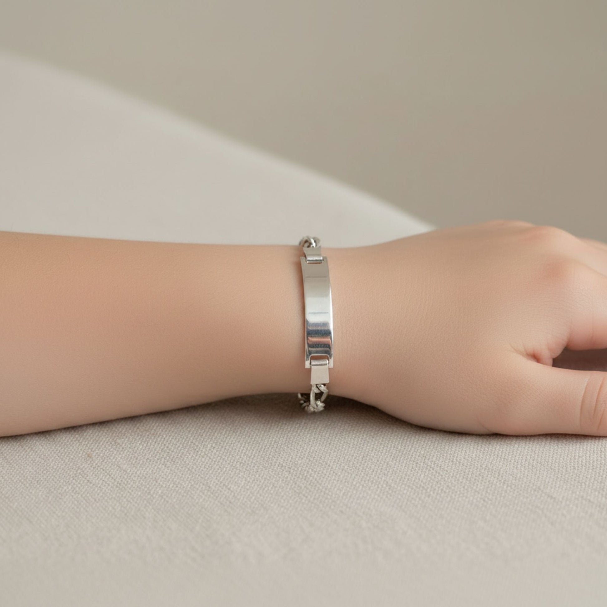 Niña Luciendo Pulsera Esclava Infantil Plata con Chapa Cadena Cartier 3x1. Joyeria Osnor