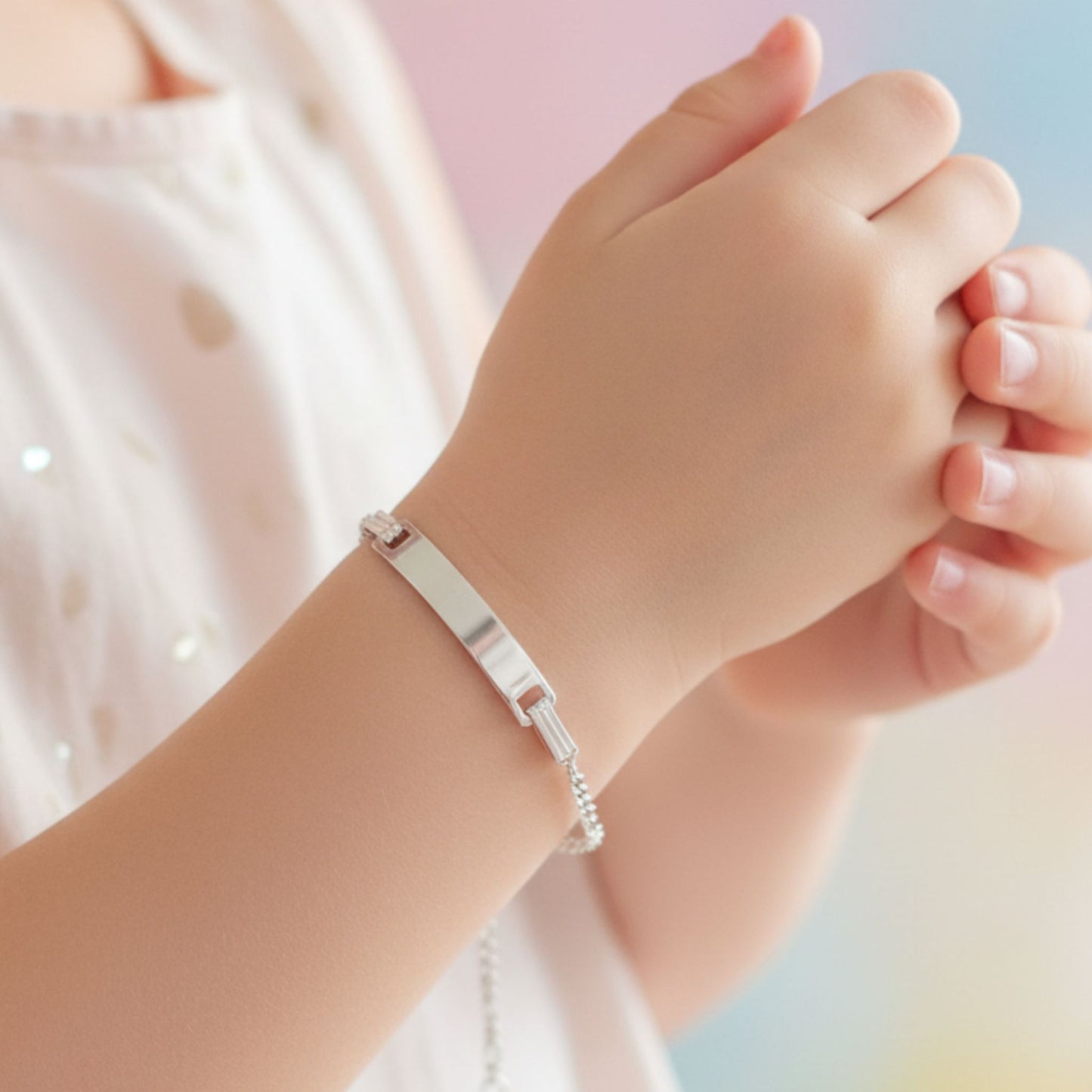 Niña luciendo Pulsera Esclava Infantil Plata 925 Cadena Figaro con Chapa Grabable. Joyeria Osnor