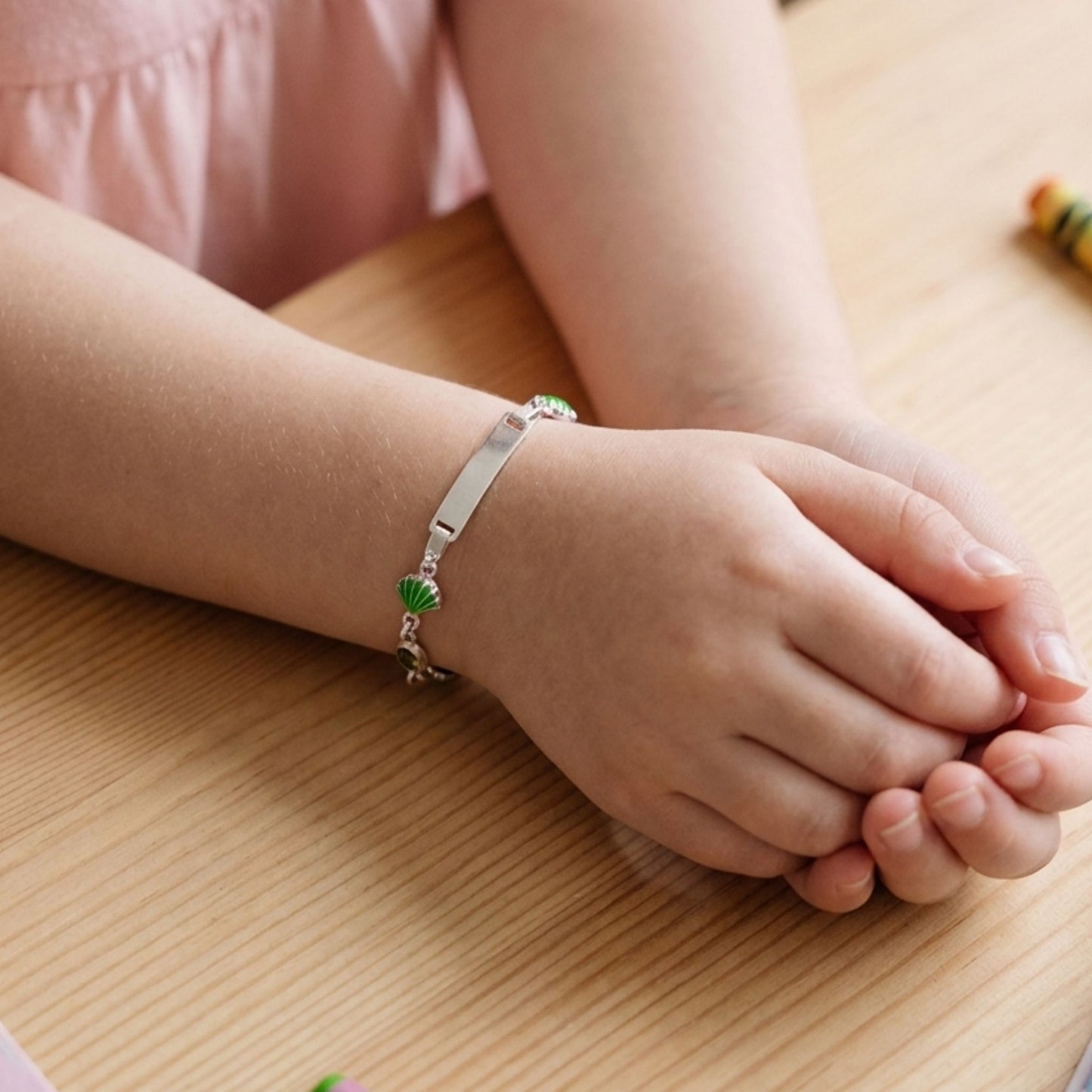 Niña Luciendo Pulsera Esclava Infantil Plata Conchas Esmalte Verde y Circonitas Grabable. Joyeria Osnor