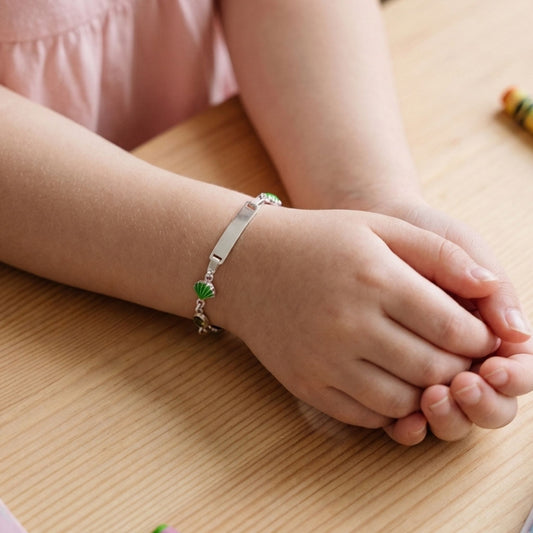 Niña Luciendo Pulsera Esclava Infantil Plata Conchas Esmalte Verde y Circonitas Grabable. Joyeria Osnor